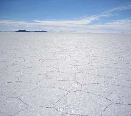 4 days and 3 nights Tour Uyuni Salt Flats - Thunupa Volcano - color Lagoons, returning to Uyuni *Transfer to San Pedro de Atacama (Optional)